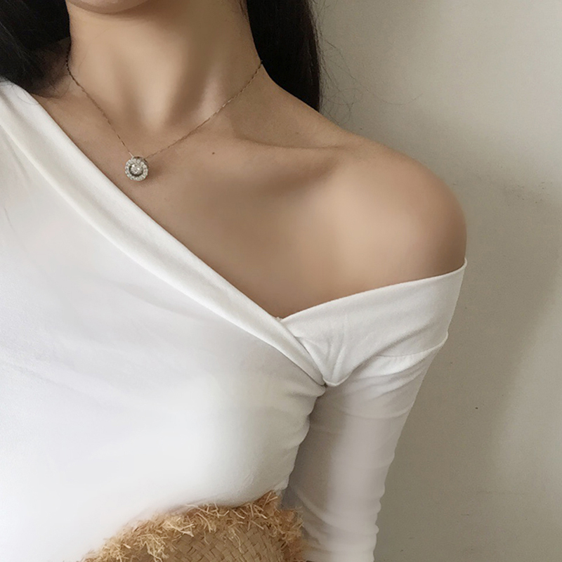 Real-price T-shirt with thin and oblique collar and Shoulder-exposed bottom has been tested